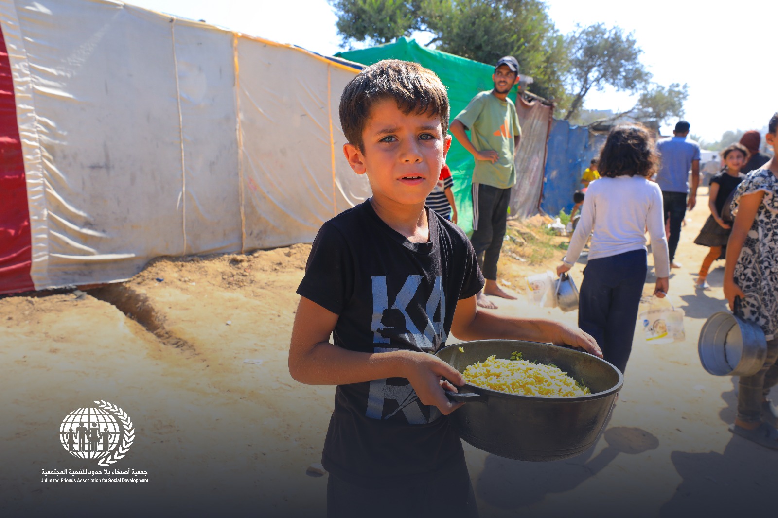 جمعية-أصدقاء-بلا-حدود-تقدم-وجبات-طعام-ساخنة-للأسر-النازحة